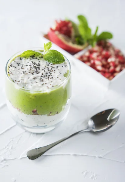 Yogurt greco con frullato di spinaci — Foto Stock