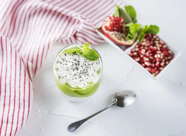 Грецький йогурт з пюре зі шпинату — стокове фото