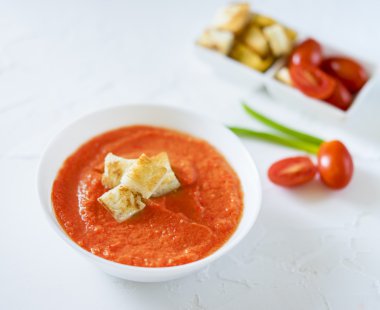 Beyaz tabakta domates çorbası 