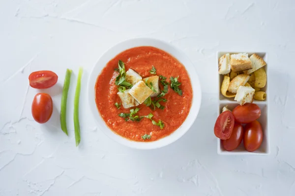 Tomatsoppa i vit platta — Stockfoto