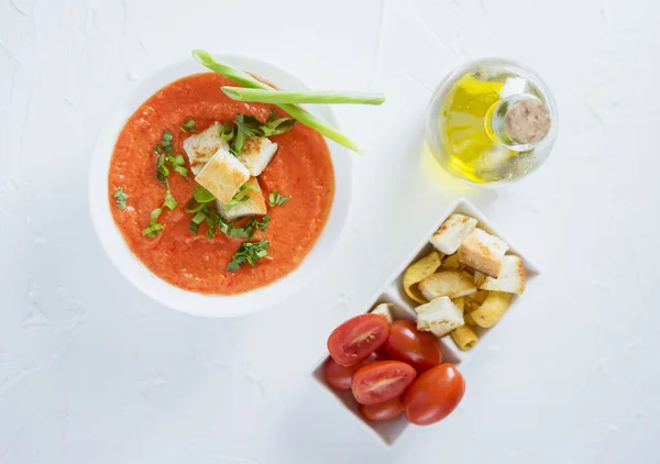 白いプレートのトマトスープ — ストック写真