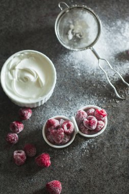 Ekşi krema ile dondurulmuş ahududu 