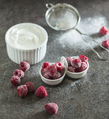 Ekşi krema ile dondurulmuş ahududu 