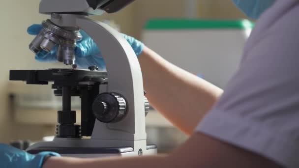 Asistente Laboratorio Realiza Investigación Laboratorio Utilizando Microscopio — Vídeos de Stock