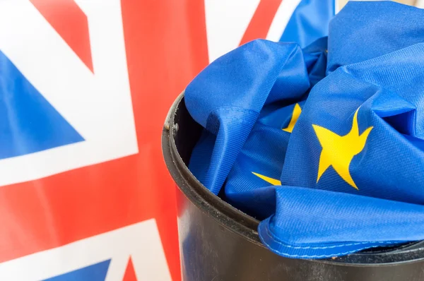 Bandera de la Unión Europea en la cesta de la chatarra — Foto de Stock