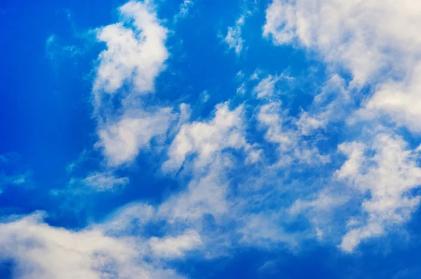 Witte wolken in blauwe lucht. — Stockfoto