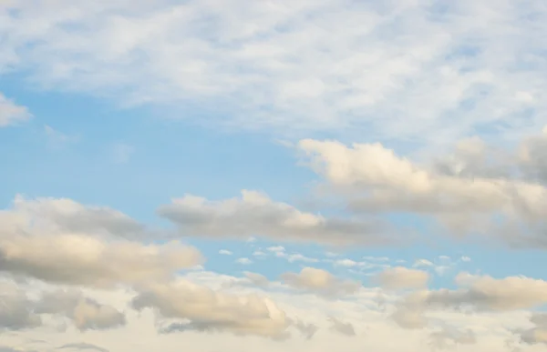 Blauwe lucht achtergrond met kleine wolken Rechtenvrije Stockfoto's