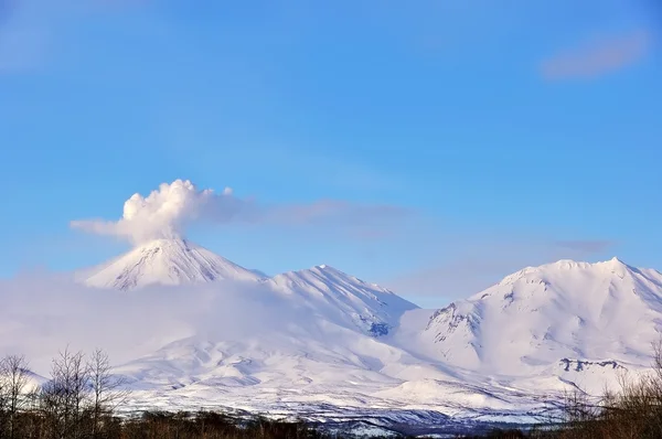 Hermoso paisaje volcánico de invierno — Foto de Stock