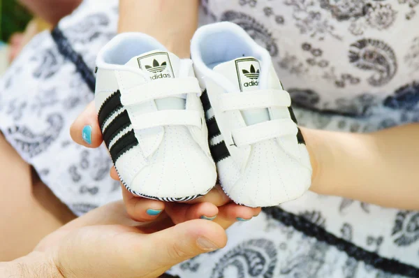 Przyszłych rodziców posiadać obuwie dziecięce Kid — Zdjęcie stockowe