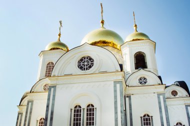 Güzel kilise mavi gökyüzü arka plan üzerinde