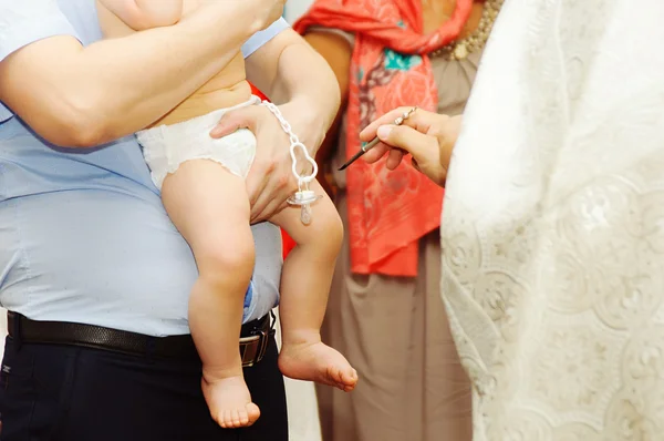 Bir çocuğun Ortodoks kilisesinde vaftiz — Stok fotoğraf