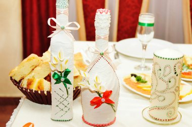 Tablo ayarı bir düğün, yeni evliler için 