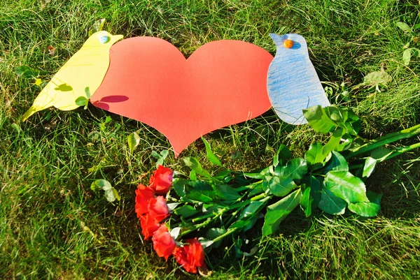 Roses rouges de mariage sur l'herbe — Photo