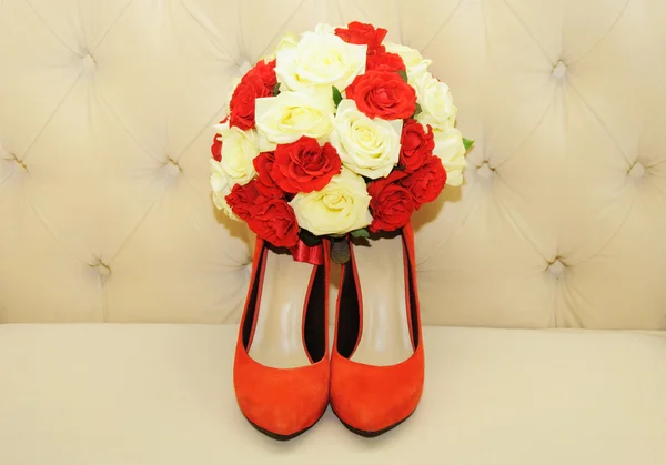 Bridal bouquet with wedding shoes — Stock Photo, Image