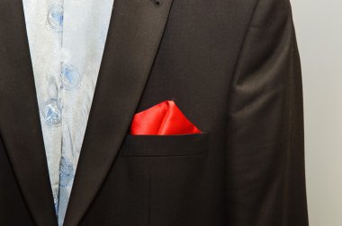 Siyah ceket askı üzerinde asılı