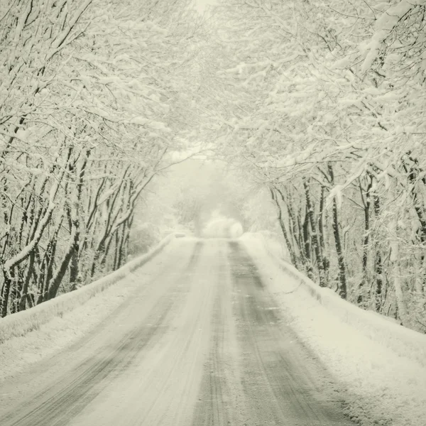Strada invernale innevata — Foto Stock