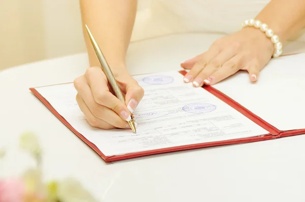 Noiva assinar a certidão de casamento — Fotografia de Stock