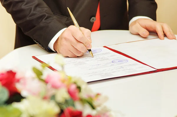 Groom signing marriage wedding contract — Stock Photo, Image