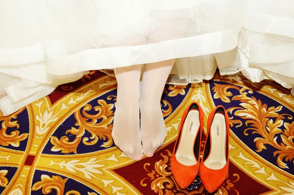 Gelin kırmızı ayakkabı giyiyor — Stok fotoğraf