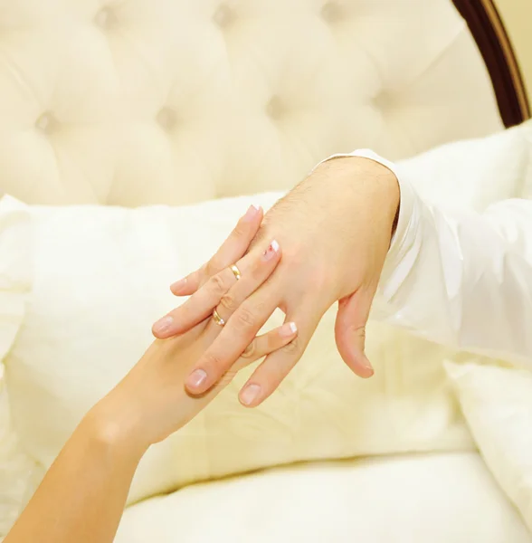 Bride and groom holding hands — Stock Photo, Image