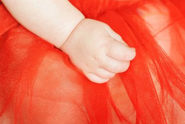 Küçük bebeğin eli.