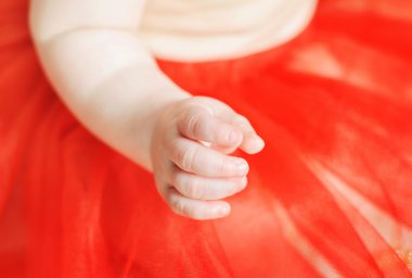 Şirin yeni doğan bebeğin el