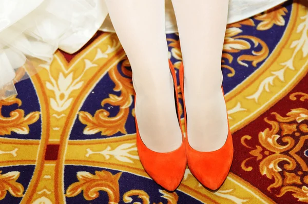 Krásná nevěsta nosí boty — Stock fotografie