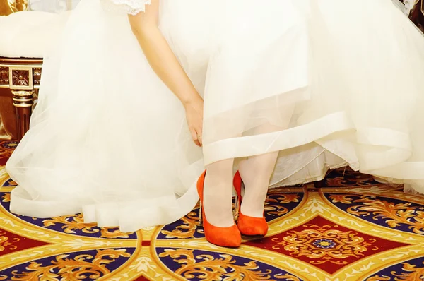 Young bride wears red shoes — Stock Photo, Image