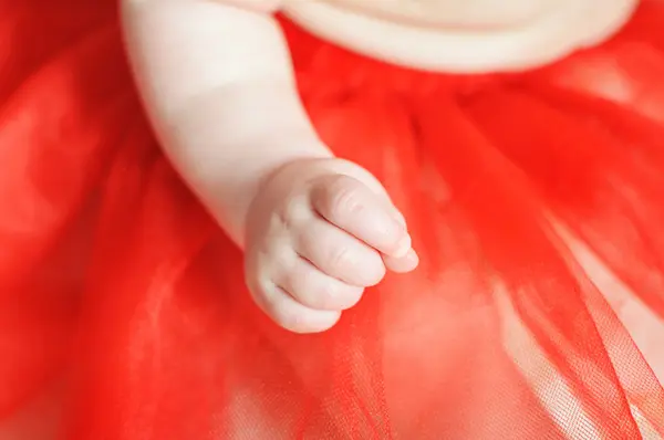 Neugeborenes Baby Hand in Rot — Stockfoto