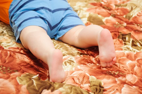 Avvicinamento di un bambino piedi — Foto Stock