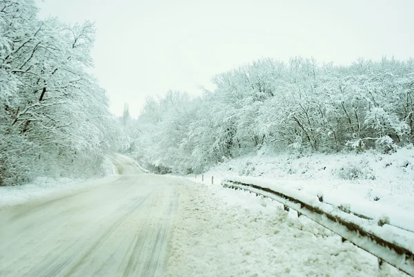 Paisagem de inverno. A estrada na neve — Fotografia de Stock