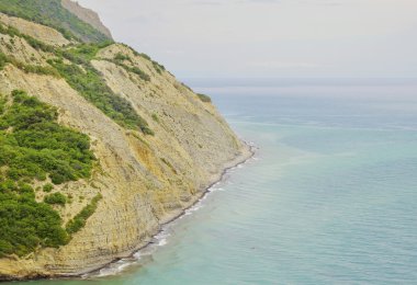 Güzel plaj Körfez Sahil kayalar ile denizin 