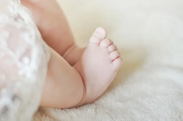 生まれたばかりの赤ちゃんの足の写真を閉じる — ストック写真
