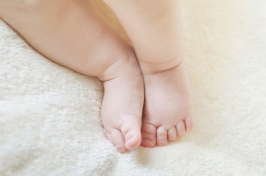 Bebek bacaklarını kapat 