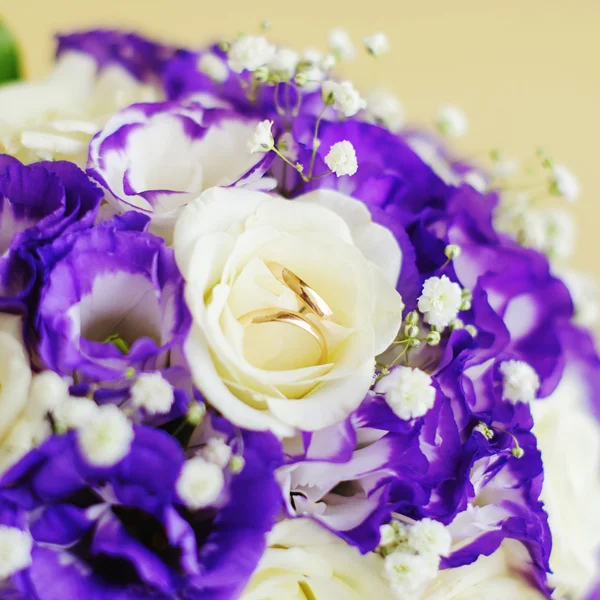Set of wedding rings on flowers — Stock Photo, Image