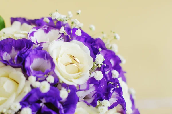 Anillos de boda y flores — Foto de Stock