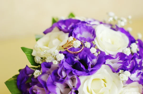 Anillos de boda con ramo — Foto de Stock