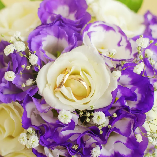 Beautiful gold rings with bouquet — Stock Photo, Image