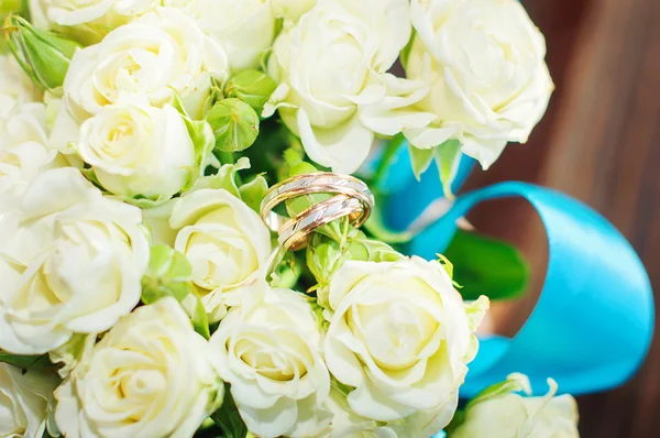 Красивые золотые кольца на свадебном букете — стоковое фото