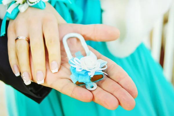 Wedding  lock closeup in hands bride and groom — Stock Photo, Image