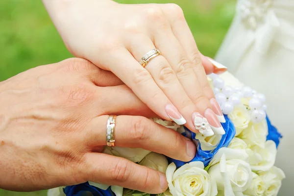 Novio y novias manos con anillos, vista de cerca —  Fotos de Stock