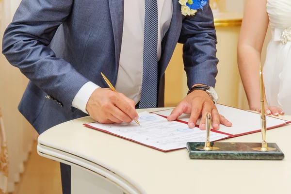 Brudgummen undertecknande äktenskapslicens — Stockfoto