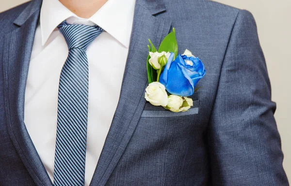 Empresario en traje azul de atar la corbata — Stockfoto