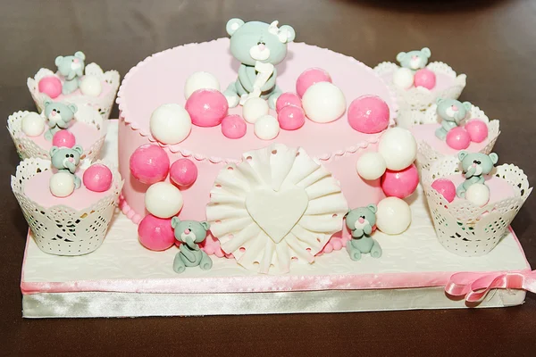 Hermoso pastel de cumpleaños para niña. Enfoque selectivo —  Fotos de Stock