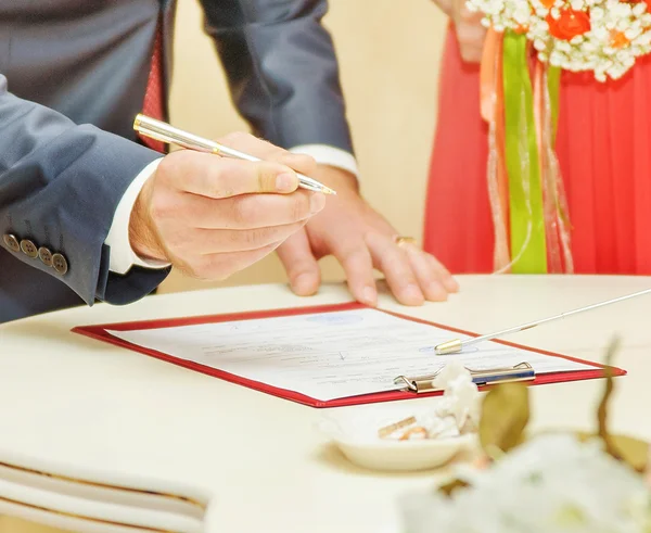 Novia y novio firmando certificado de matrimonio —  Fotos de Stock