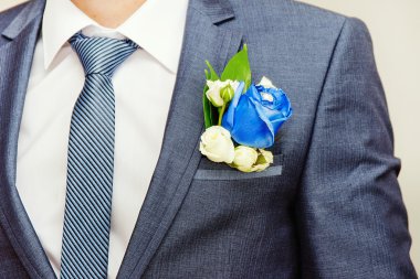 Gelinlik giymiş damat.