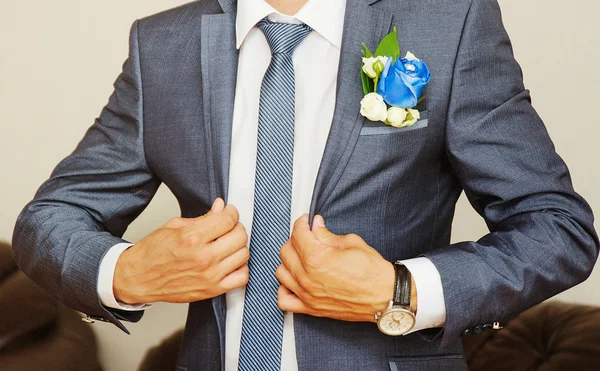 Homem vestido de terno e camisa branca . — Fotografia de Stock