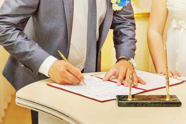 Wedding couple leaving their signatures — Stock Photo, Image