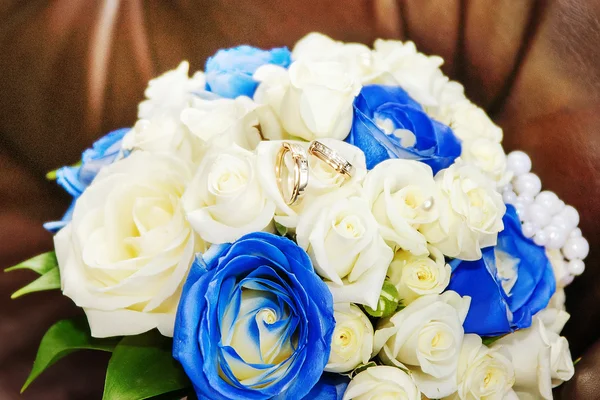 結婚式の花束とリング. — ストック写真
