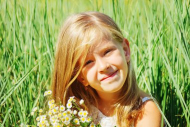 Bahar günü, sevimli küçük kız